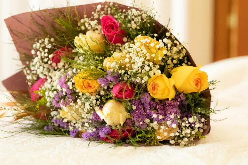 Ramo de rosas mixtas con flores silvestres y toque romántico