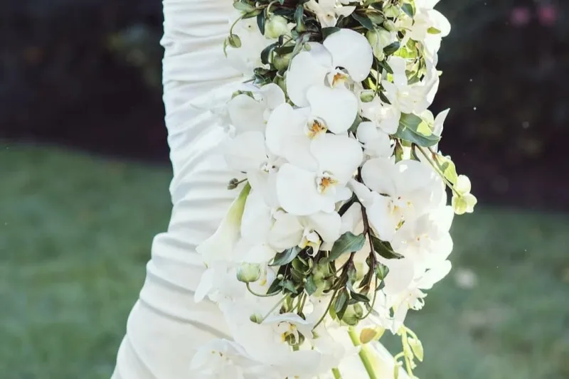 Ramo de novia moderno con cascada de orquídeas